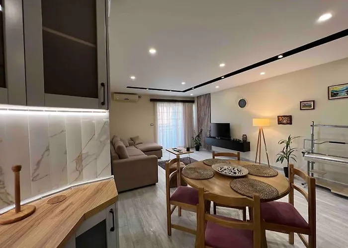 Near & Blloku Area * ティラナ