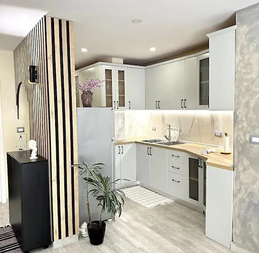 Near & Blloku Area * ティラナ